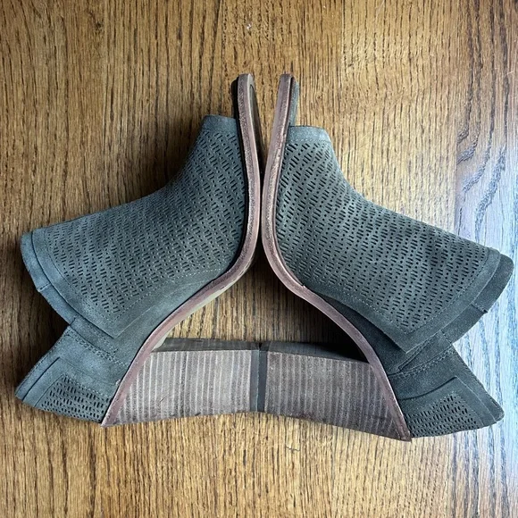 Vince Camuto Karini Olive Green
Open Toe Leather Heeled Shoes/Booties - Picture 7 of 8